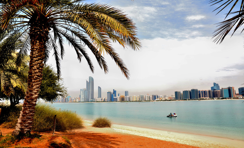 Vanaf het stand de skyline van Abu Dhabi bekijken