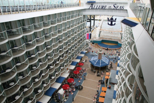 Promenade Allure of the Seas schip in de Oasis klasse