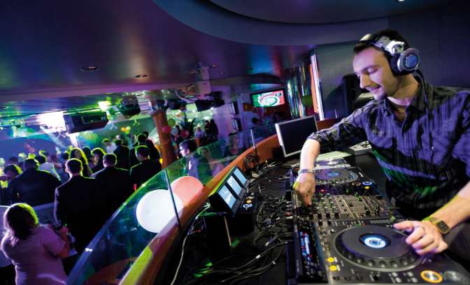 DJ tijdens een party aan boord bij MSC Cruises
