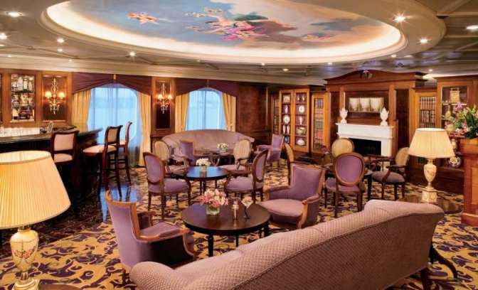 Martini bar aan boord van een Azamara Journey cruiseschip