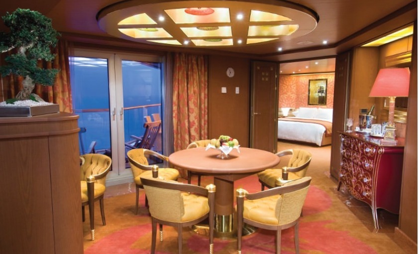 De eetkamer van de pinnacle suite op de Westerdam van Holland America Line