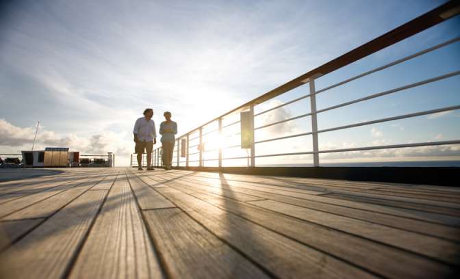 Wandelen op het dek van Carnival Freedom 