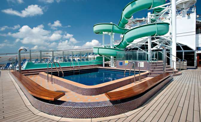 Waterglijbanen op de Carnival Glory