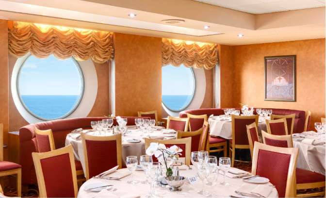 Dinnerzaal met uitzicht op zee op de MSC Lirica