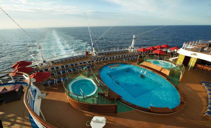 Zwembad aan boord van cruiseschip Carnival Breeze