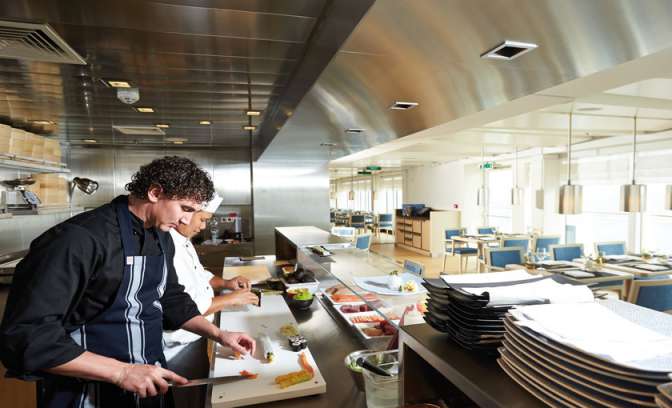 Sushi bar op Europa 2 van Hapag Lloyd