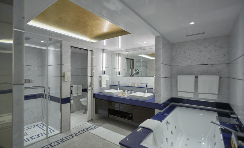 De badkamer van de Regent Seven Seas Explorer Suite