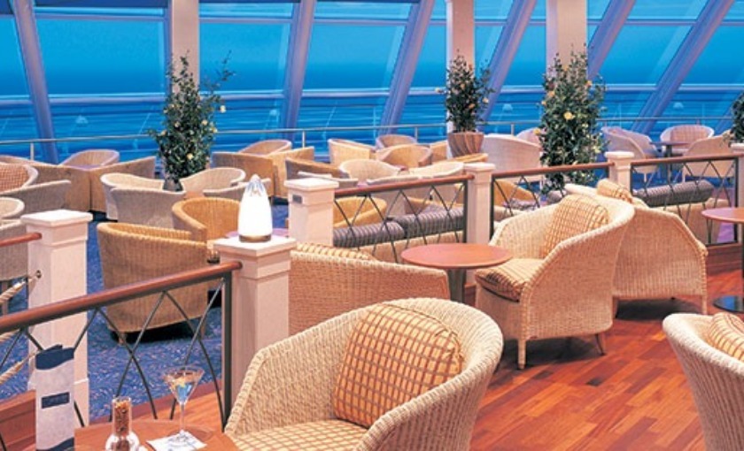 Een lounge met zeezicht op de norwegian Sun