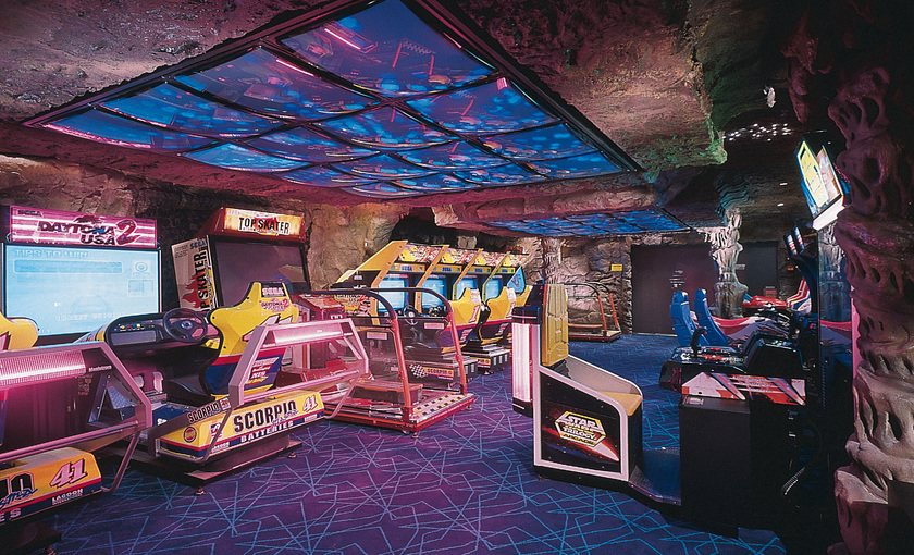 Speelhal aan boord van cruiseschip Carnival Triumph