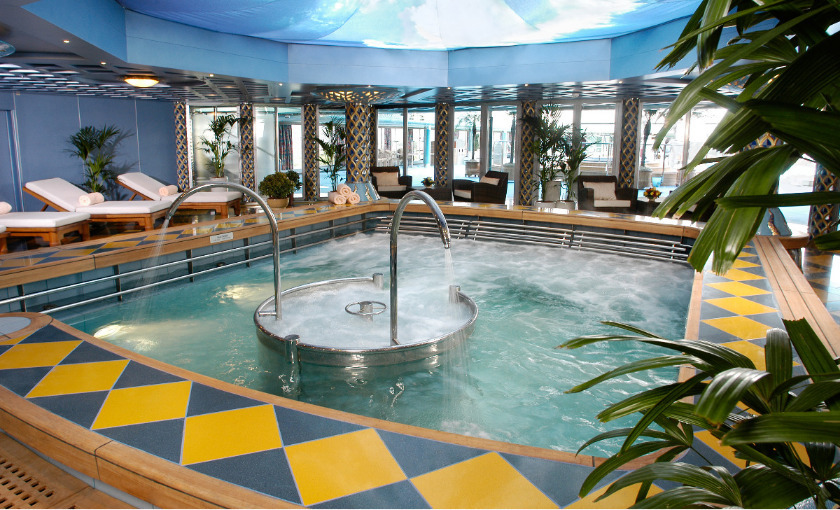 Zwembad van de MS Oosterdam