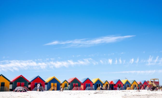 Gekleurde huisjes aan de kust in Kaapstad