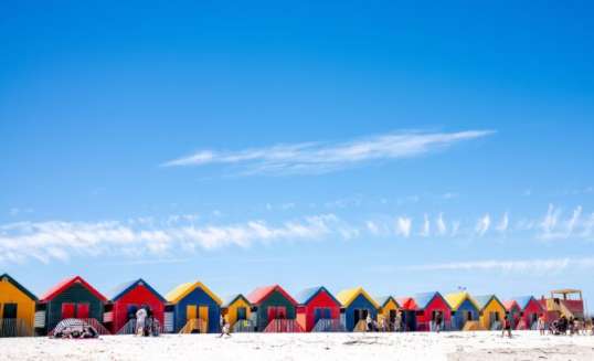 Gekleurde huisjes aan de kust in Kaapstad