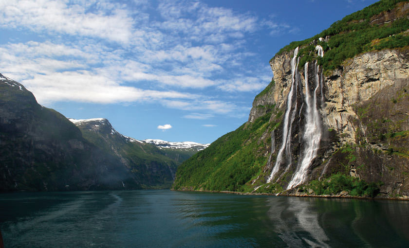 Noorse Fjorden met waterval in Geiranger