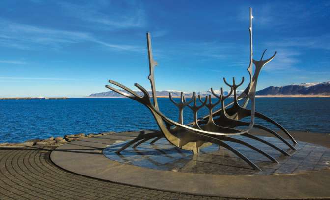 Standbeeld van een vikingboot in Reykjavik